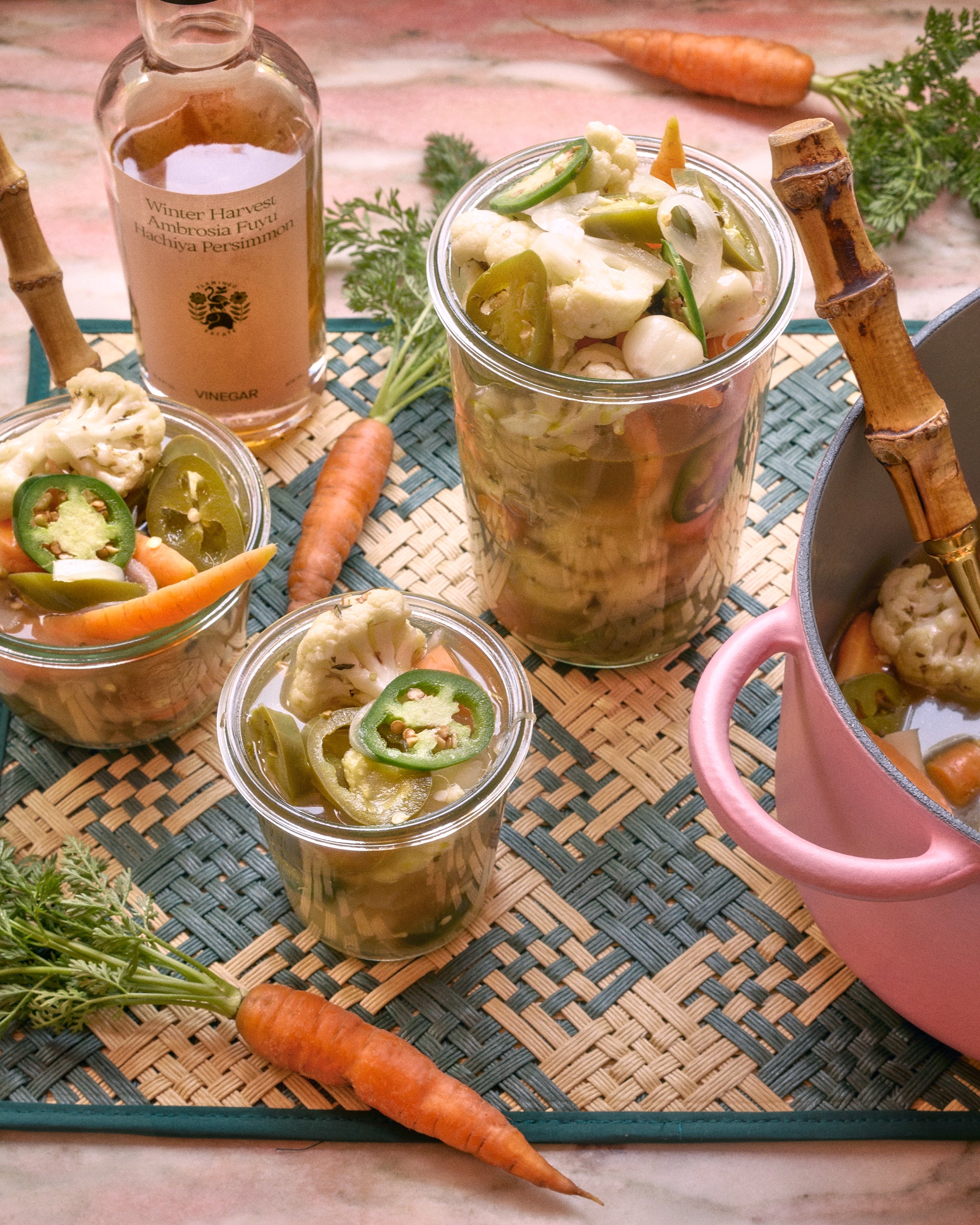 Chiles Jalapeños y Cauliflower con Carrots en Escabeche Flamingo Estate