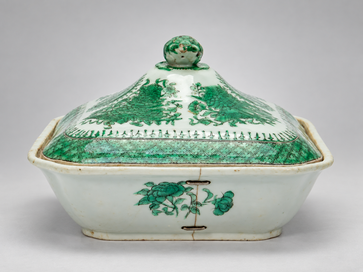 Chinese Export Green Fitzhugh Porcelain Collection, 34 Pieces - Flamingo Estate